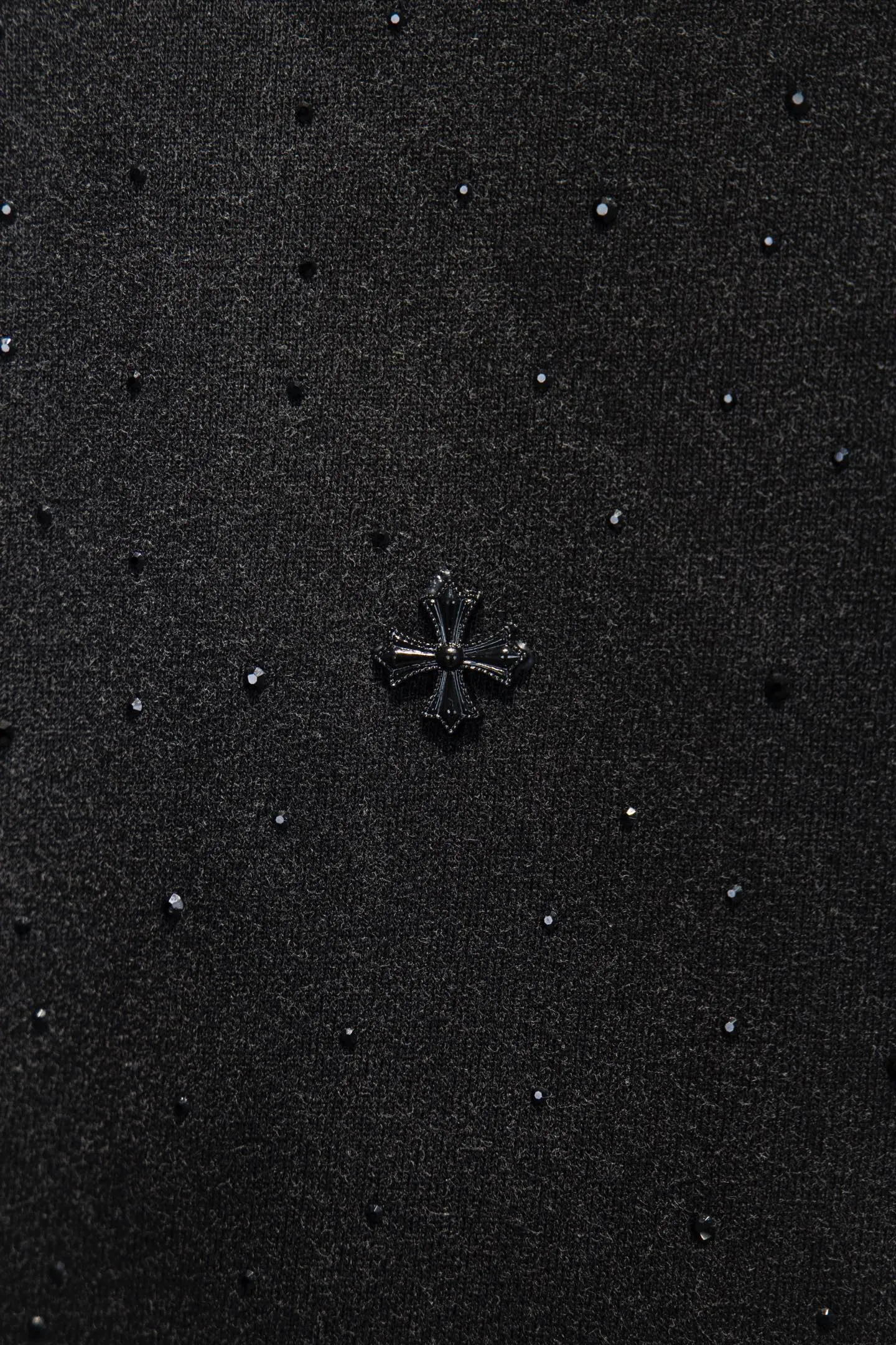 P180 🆕Chrome Hearts os version is really charming and Chrome Hearts is really a must-have. Each season's new version is made to the extreme. It is very practical and can be worn casually. Nice✔️ - ⚠️100% cotton. It is made of 32-count double yarn, 260-gram weight fabric and imported knitted carded cotton. It has moderate thickness, drape and contour, and the upper body is comfortable! ! It is very tolerant to fat body types and can instantly lose five pounds after wearing it!  Front panel #Back panel Neckline Bronzing elements# Imported hardware heavy craftsmanship and imported accessories. The body is washed, fried, frayed and added with handmade elements, which greatly increases the interest of the clothing; unique visual effects. The special fraying effect creates a unique distressed effect. The addition of handmade elements to the body greatly increases the interest of the clothing; it has a unique visual effect. After special fraying effect treatment, a unique distressed effect is formed. An irregular hem is added to the version. This year, Crow Heart is focusing on the version. In the past two years, the oversize version has become the focus of the trend. It has also been a popular staple in the past two years. The change of designers has made this brand an instant hit. The progressive fashion of the times also needs the blood impact of fresh elements and trendy designs in order to continue its glory! It’s stylish both inside and outside, a must-have for high street travel! An absolute "eye-catching style" that can match couples 💏 Color: Sandblasted Black Sandblasted Red Size: S M L XL